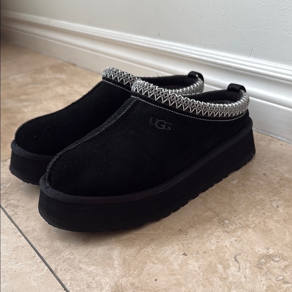UGG Tazz Platform Slipper in Black